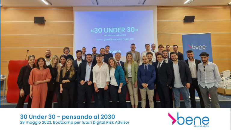 Foto della classe di giovani intermediari che hanno partecipato al bootcamp "30 under 30 - pensando al 2030" per diventare i futuri Digital Risk Advisor