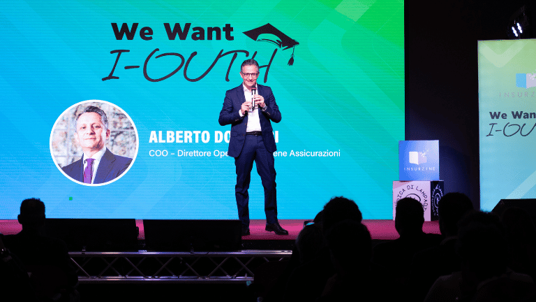Alberto Dominici parla all'incontro We Wat I-Outh organizzato da InsurZine con gli studenti universitari di Milano